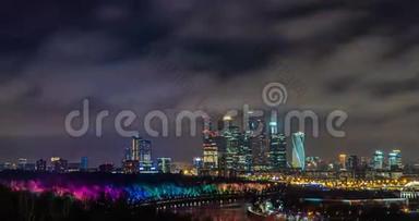 莫斯科晚景，时间流逝，莫斯科上空夜空中快速飞舞的云彩，4K，美丽的夜景，从